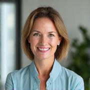 Portrait von Dr. Lena Wagner, einer professionellen Ärztin mit freundlichem, vertrauenswürdigem Ausdruck, im Wellness-Umfeld.