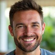 Portrait von Leo Fischer, einem energischen, männlichen Yoga-Instruktor mit einem aufgeschlossenen Lächeln.